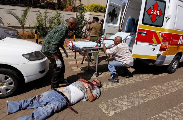 Rescuers attempt to evacuate a man injured in the shootout. (Photo by Thomas Mukoya/Reuters) 